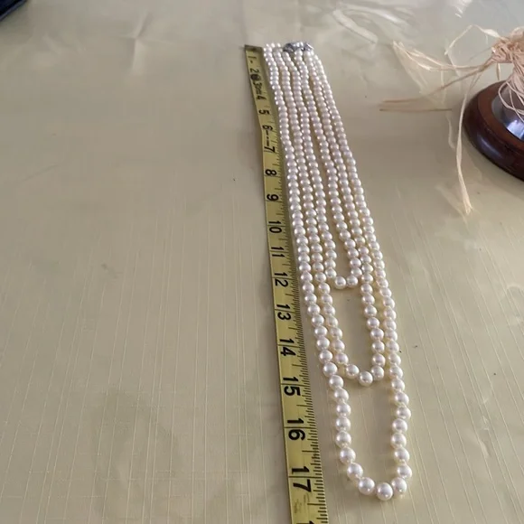 Vintage Elegant white Faux 3- Tier Pearl Necklace - Picture 7 of 7